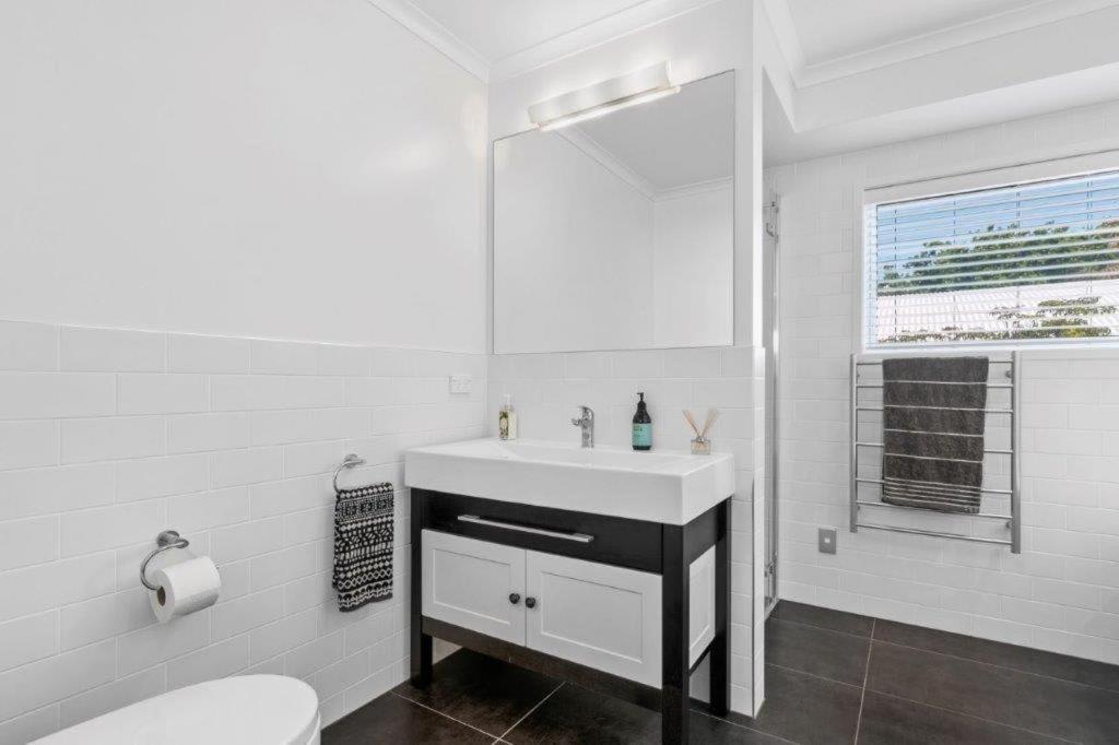 Stunning Tranquil Home With Green Space Views Mount Maunganui Exterior foto